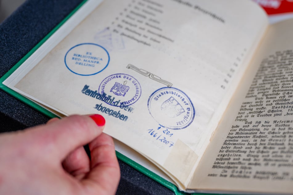 Anhand von Stempeln konnte die SLUB und die Stadtbibliothek Burgstädt die Werke des Deutschen Metallarbeiter-Verbandes Chemnitz und damit Rechtsnachfolgerin IG Metall zuordnen.