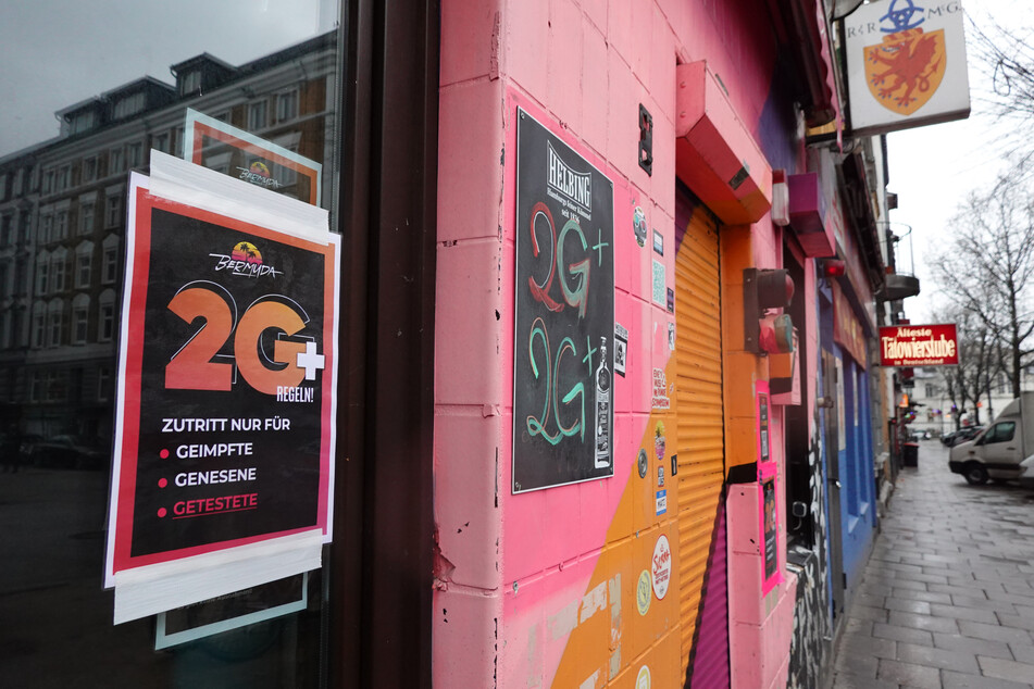 Ein Schild mit der Aufschrift "2G+" hängt an einer Gaststätte. Hamburg hofft auf eine einheitliche Regelung.