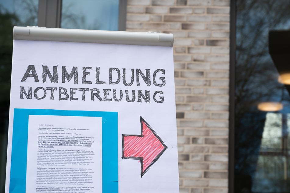 Ein Flipchart mit der Aufschrift "Anmeldung Notbetreuung" steht auf dem Gelände der Grundschule Hoheluft.