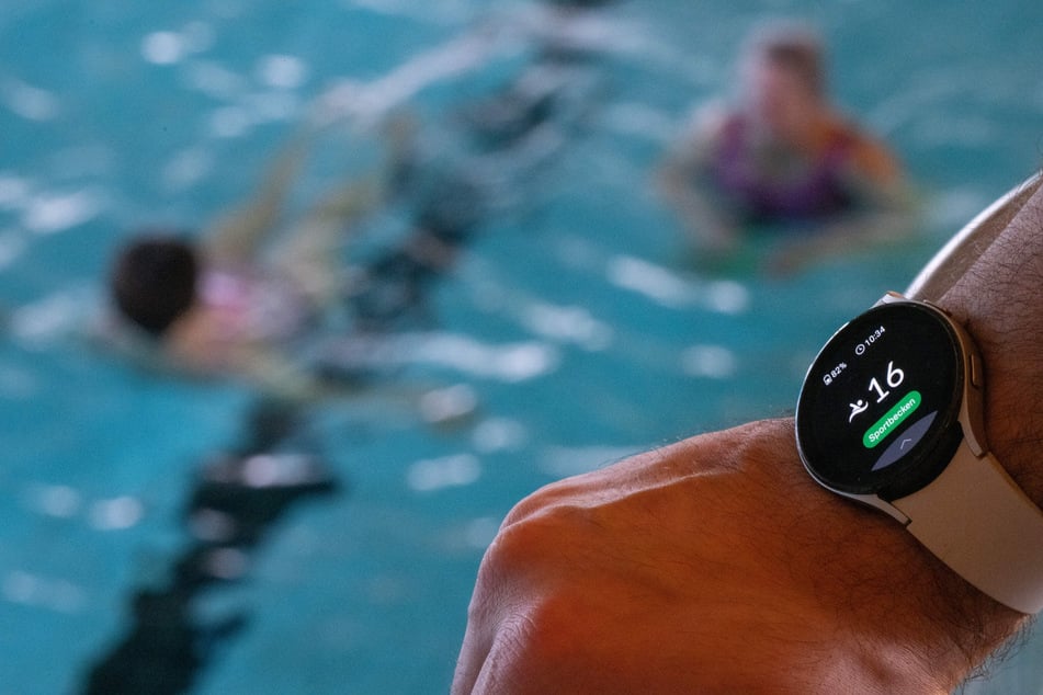 Brandenburger Badegäste finden Leiche im Sportbecken: Schwimmbad geräumt!