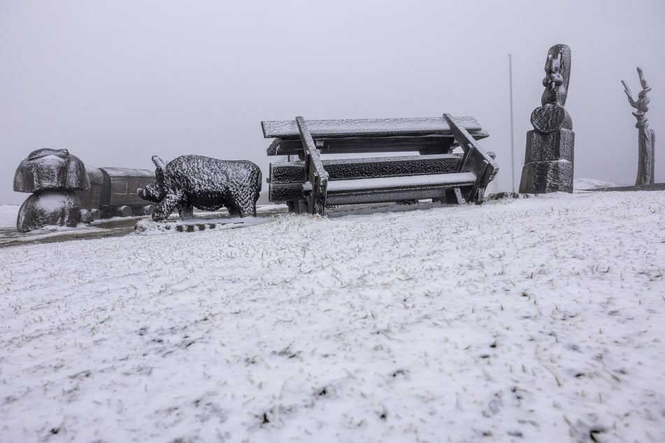 Eine dünne Schneedecke zieht sich über den Fichtelberg.