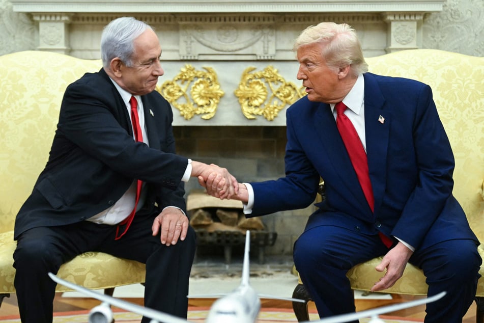 US President Donald Trump (r.) shakes hands with Israeli Prime Minister Benjamin Netanyahu (l.) during a meeting in the Oval Office of the White House in Washington, DC, on April 7, 2025.