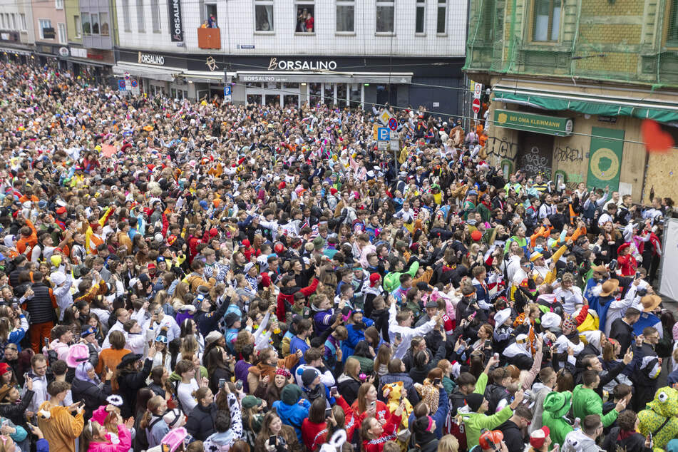 Der Straßenkarneval lockt jedes Jahr Hunderttausende Feiernde nach Köln - vor allem in den Party-Hotspots, wie hier auf der Zülpicher Straße, wird es erwartungsgemäß richtig voll!