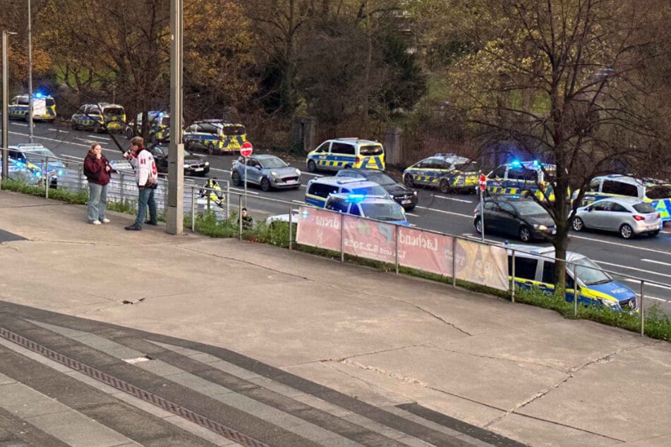 Die Polizei war mit mehreren Einsatzwagen in Köln-Deutz, um die beiden Fanlager voneinander zu trennen.