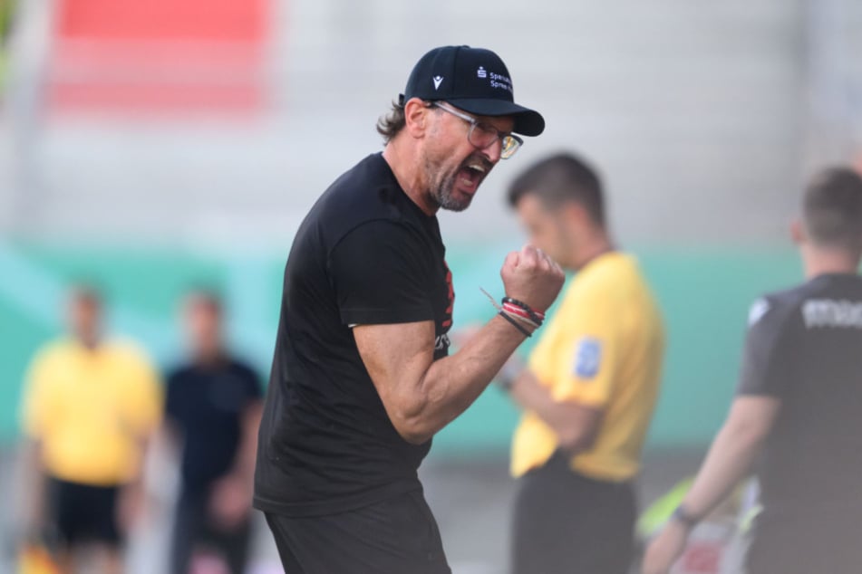 Immer voller Energie und ein richtiger Einpeitscher: Cottbus-Trainer "Pele" Wollitz (60).