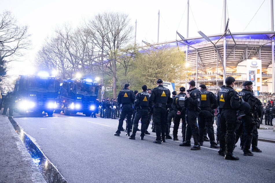 Die Polizei wird das Hamburger Derby mit einem Großaufgebot begleiten.