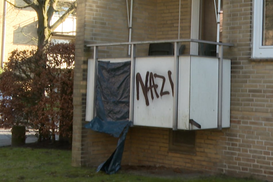 Auf dem Balkon des Politikers wurde "AfD Nazi" gesprüht. Das Wort AfD wurde verdeckt. Der Staatsschutz ermittelt wegen Sachbeschädigung.