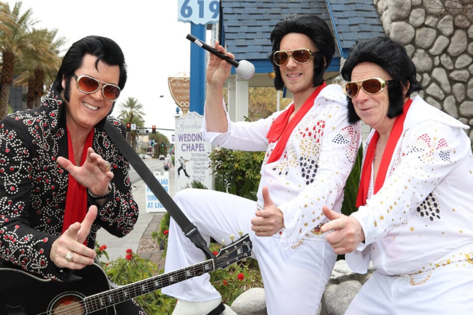 Oliver Pocher (42) posiert mit seinem Vater als Fake-Elvis.