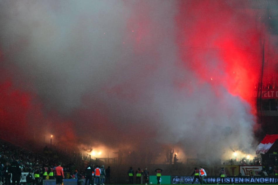 Die Union-Fans haben zu Beginn der zweiten Halbzeit mit Pyrotechnik das Weserstadion vernebelt.