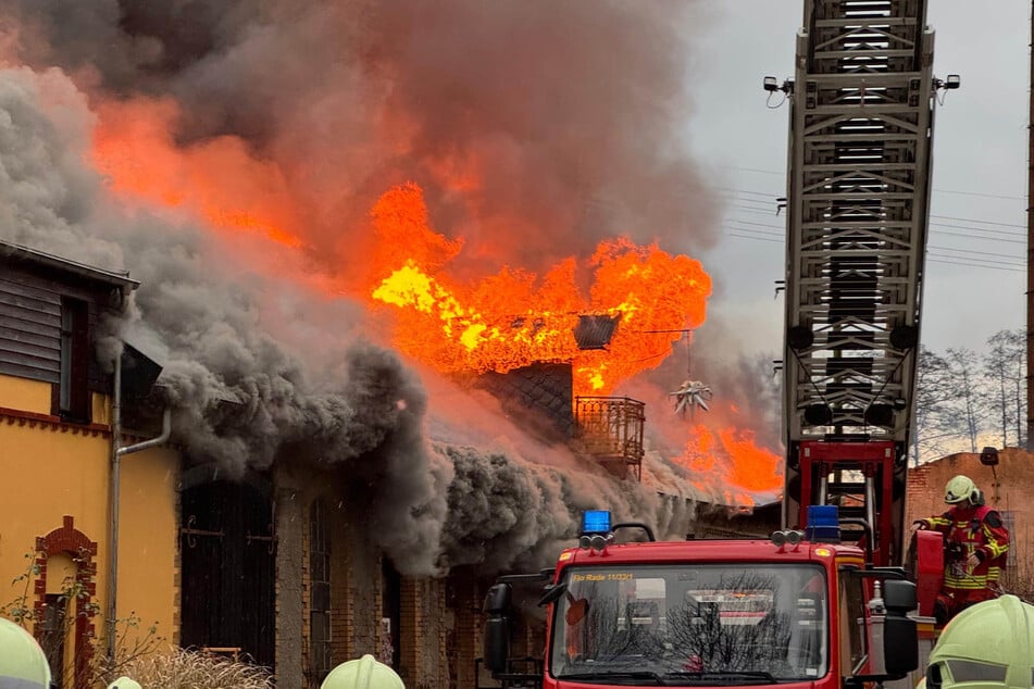 Flammen und dicke Rauchschwaden am brennenden Gebäude.