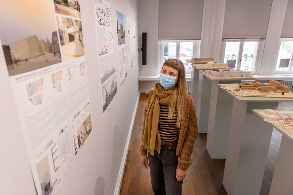 Lisa Schliemann-Bukall (31) von den Kunstsammlungen Chemnitz betrachtet die Entwürfe.