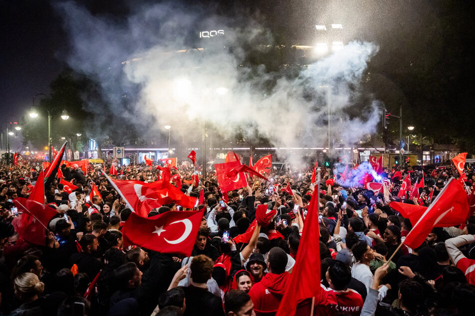 Türkei-Fans feiern den Sieg am Breitscheidplatz in Berlin.