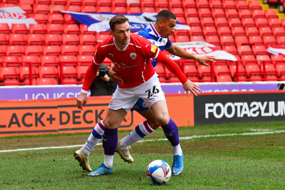 Michael Sollbauer (31, l., gegen Readings Andy Rinomhota, 24) im Trikot des FC Barnsley.