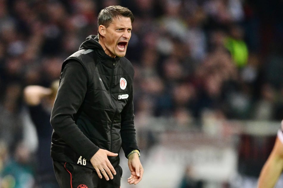 St.-Pauli-Trainer Alexander Blessin (52) ärgerte sich über die viel zu leichten Gegentore der Mainzer.