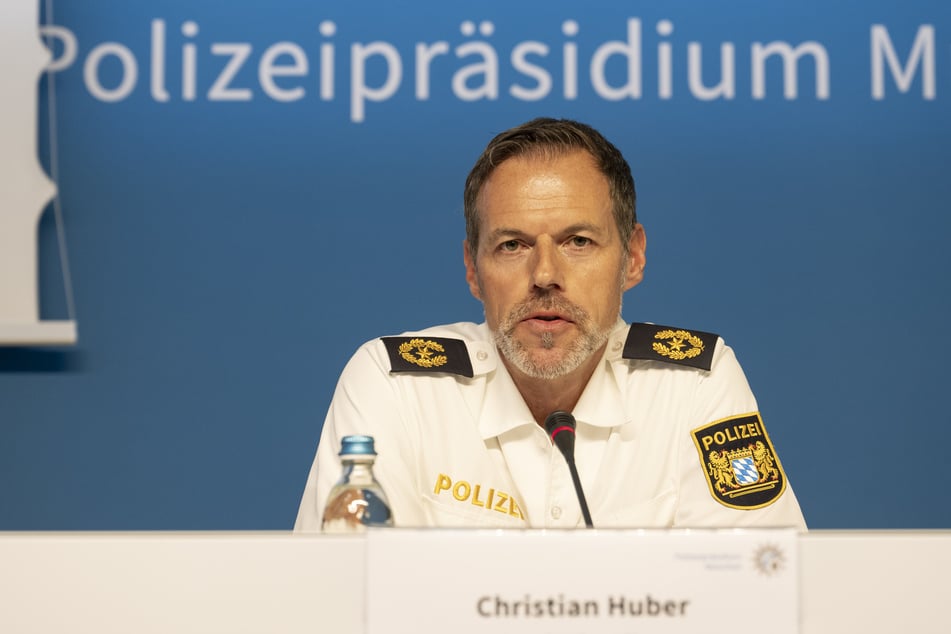 Der Einsatzleiter der Polizei, Christian Huber, gab Details zum Tatablauf in München bekannt.