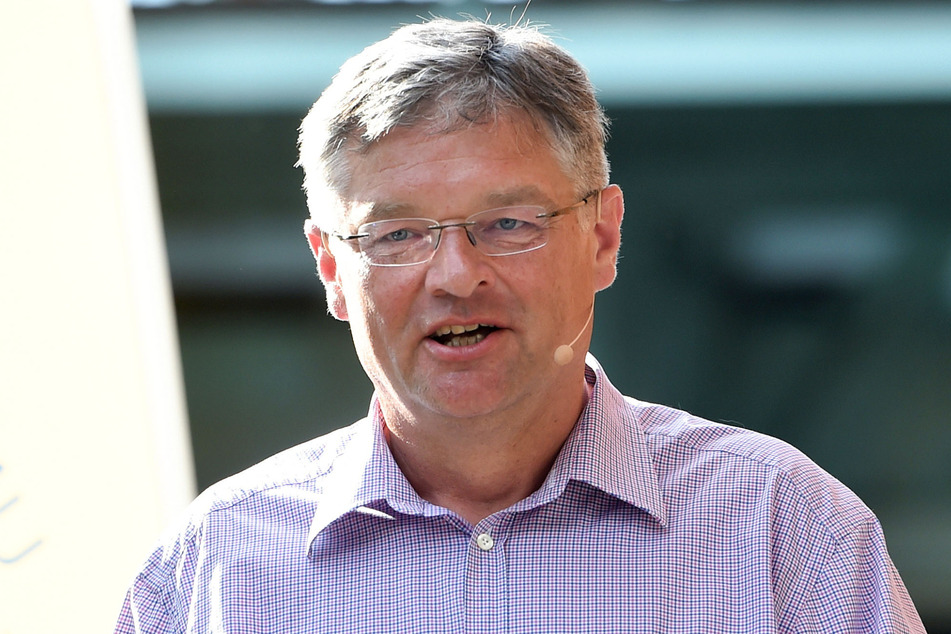 FDP-Fraktionschef Holger Zastrow (54) möchte das Terrassenufer als Autostrecke erhalten.