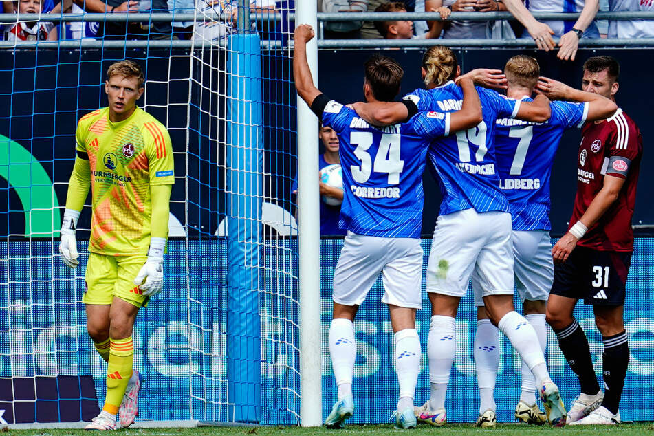 Neuzugang Isac Lidberg (2.v.r.) brachte in seinem ersten Spiel für die Lilien Darmstadt mit 1:0 in Führung.