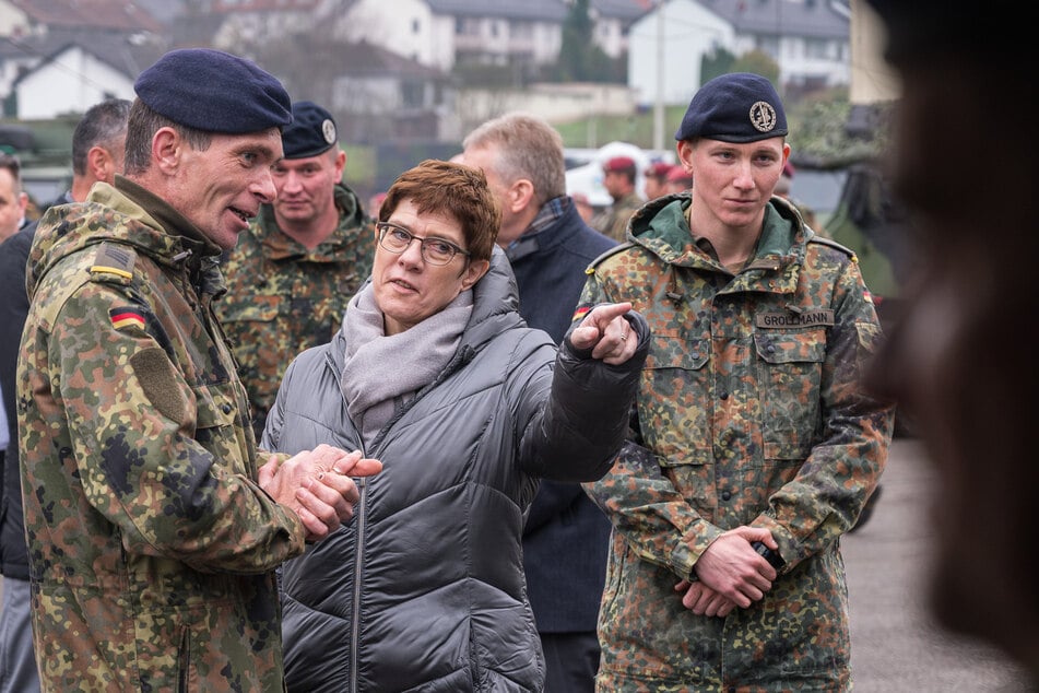 Annegret Kramp-Karrenbauer beim Besuch der Graf-Haeseler-Kaserne im Saarland. 