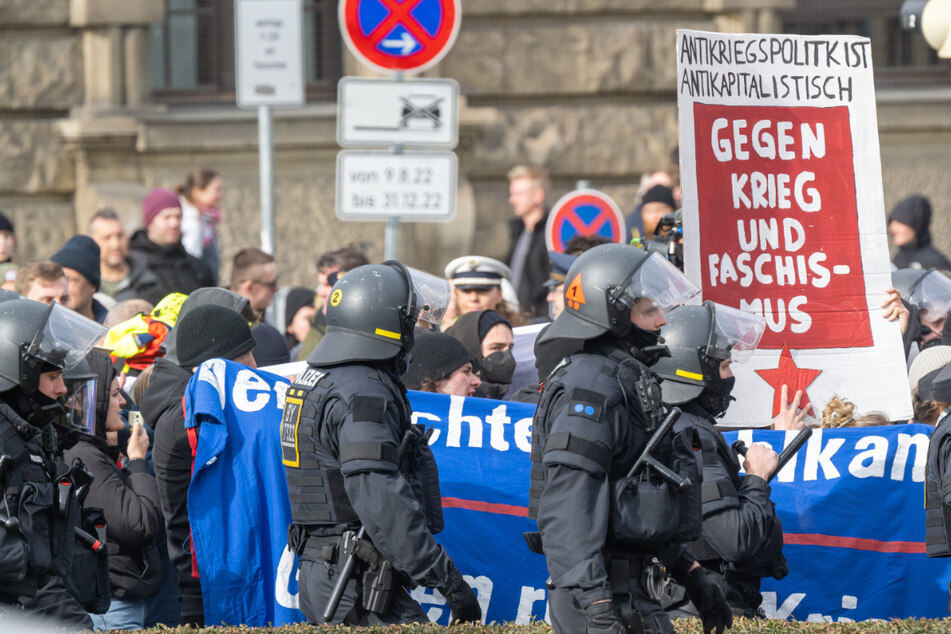Mit Plakaten und Fahnen nahmen Demonstranten an Kundgebungen am Rande der Münchner Sicherheitskonferenz teil.