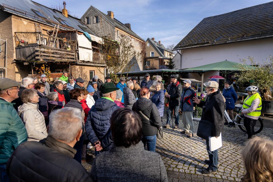 Rund 50 Besucher tummelten sich auf der Zwickauer Straße in Reichenbrand, wo vor mehr als 200 Jahren auch Napoleon Bonaparte (1769-1821) entlangritt.