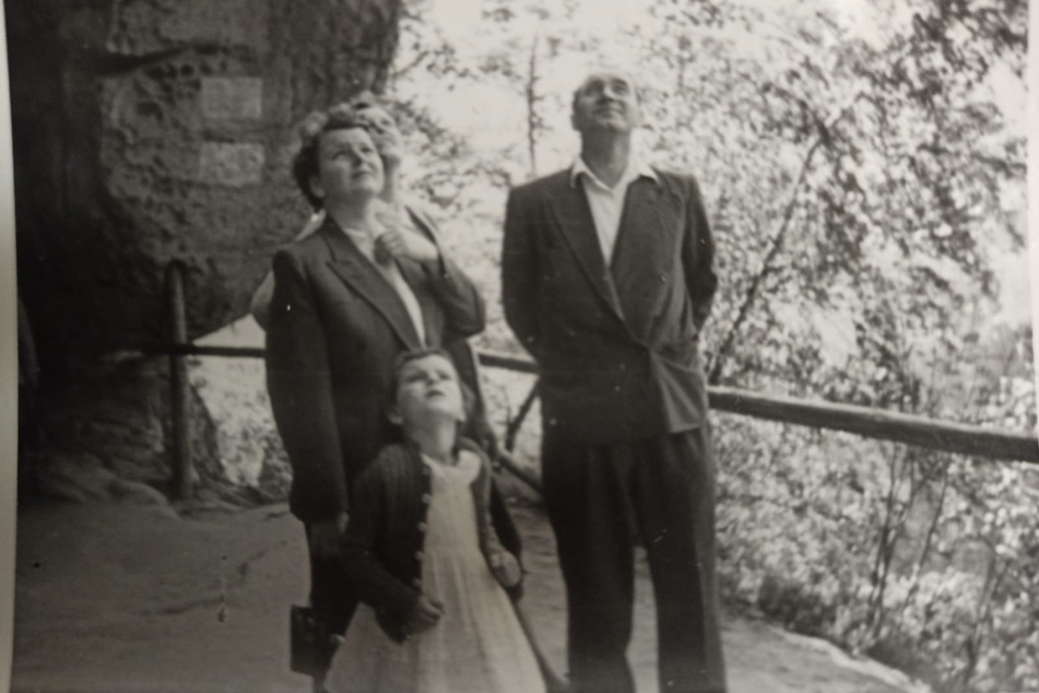 Die kleine Christiane vor dem Absturz mit ihren Eltern Paul und Ilse Heerling bei einem Ausflug in die Sächsische Schweiz.
