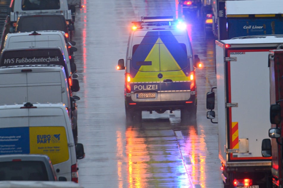 Unfall A2: Streifenwagen weicht Lkw auf der A2 aus: Vier Polizisten schwer verletzt