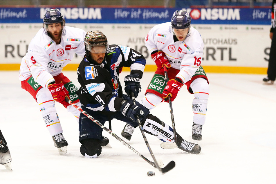 Die in Weiß spielenden Düsseldorfer standen am Sonntag den Iserlohn Roosters gegenüber. Sean Acolatse ging dabei in die Knie. Symbolisch für den Abstiegskampf im April 2022?