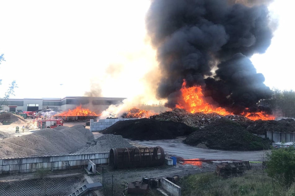 In einem Entsorgungsbetrieb in Mühlau ist ein Feuer ausgebrochen.
