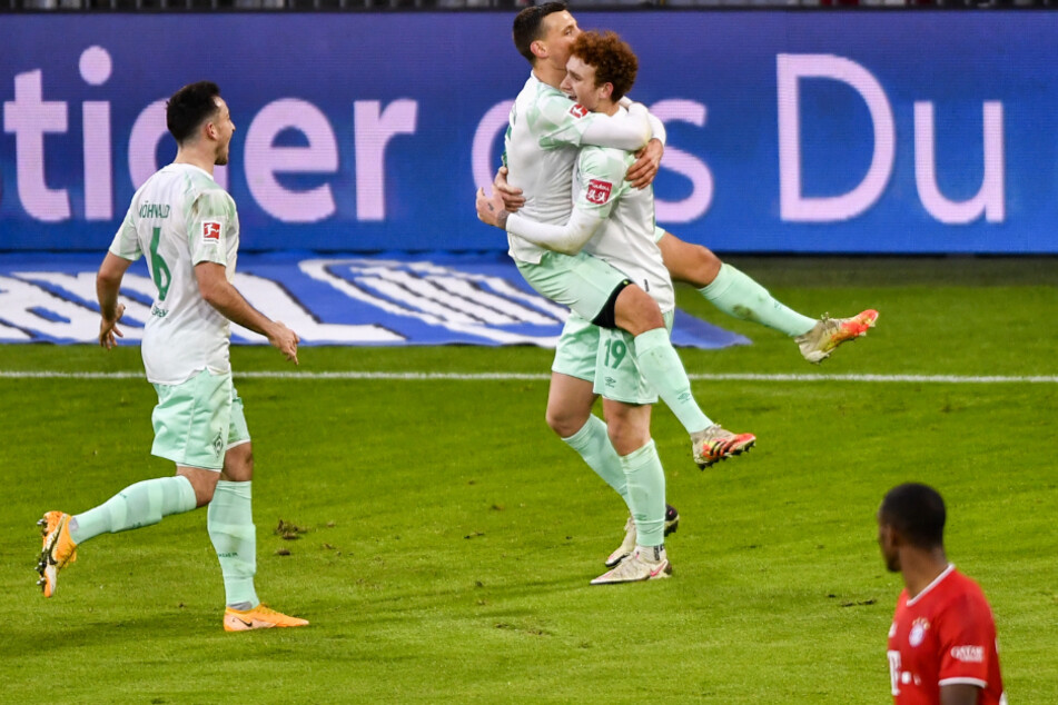 Maximilian Eggestein (M.) bejubelt sein Tor zum 0:1 mit Kevin Möhwald (l.) und Josh Sargent.