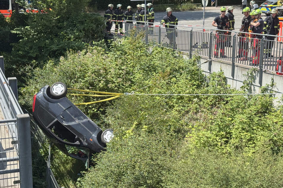 Das Fahrzeug blieb auf dem Dach liegen und drohte weiter abzurutschen.
