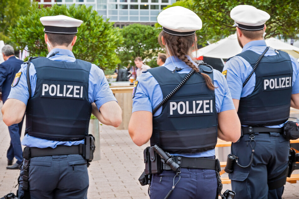 Kaum zu glauben: Polizisten greifen Hetz-Plakat von Demo auf und schießen gegen ihren Kollegen
