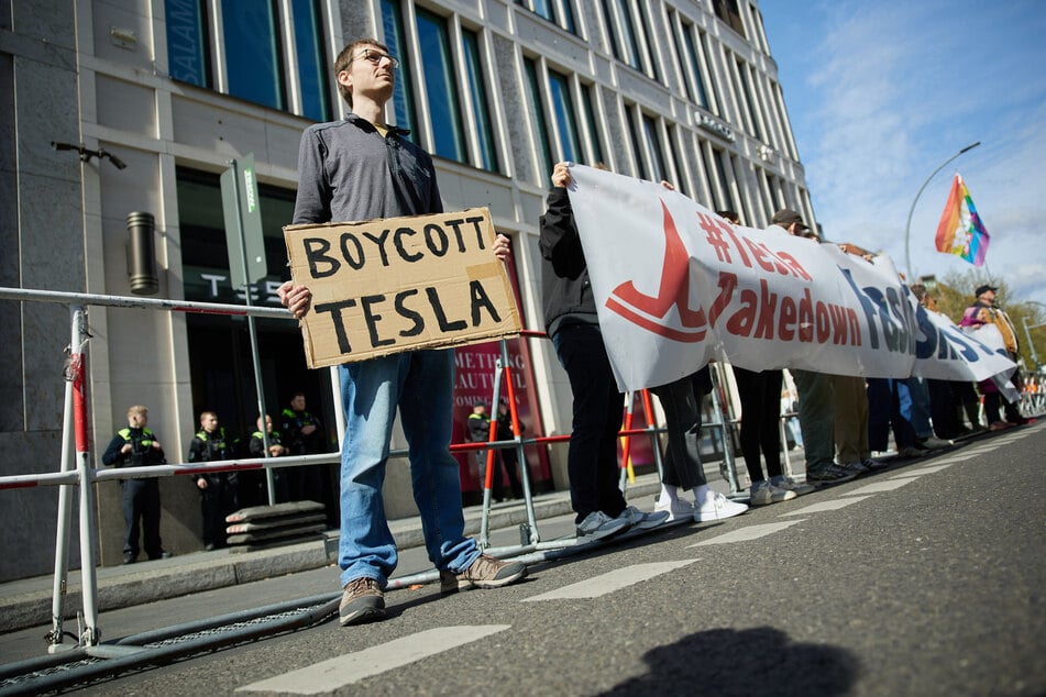 Umweltaktivisten demonstrieren vor einem Tesla-Showroom.