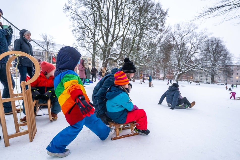 Rodel-Hotspot mitten auf dem Kaßberg: Am Gerhart-Hauptmann-Platz ist bei Schnee immer was los.