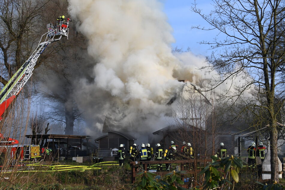 Reetgedecktes Einfamilienhaus in Flammen, 100 Feuerwehrleute im Einsatz
