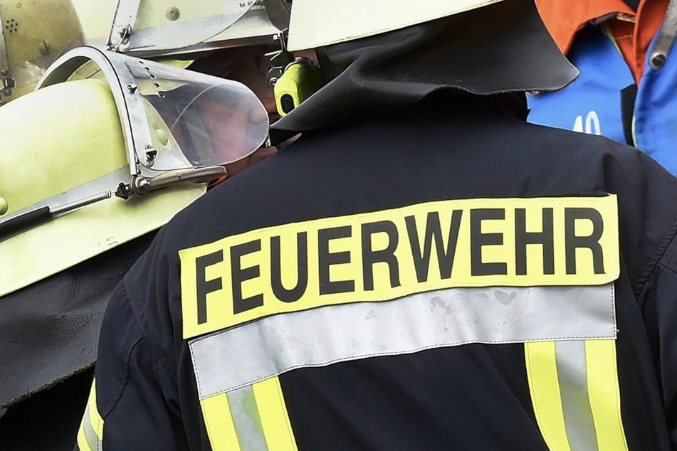 Einen größeren Einsatz konnte sich die Feuerwehr ersparen. Die Insassen des Autos löschten den Brand selbstständig. (Symbolbild)