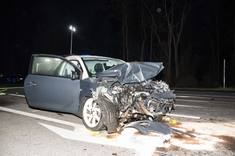 Der Opel der 33-Jährigen wurde bei dem Unfall in Frechen massiv beschädigt und musste abgeschleppt werden.