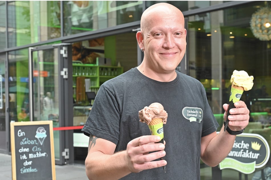 Danny Harnisch (43) vom "Eiscafé der Sächsischen Eismanufaktur" zeigt die Sommersorte "Mango" und die herbe Sorte "Nutella".