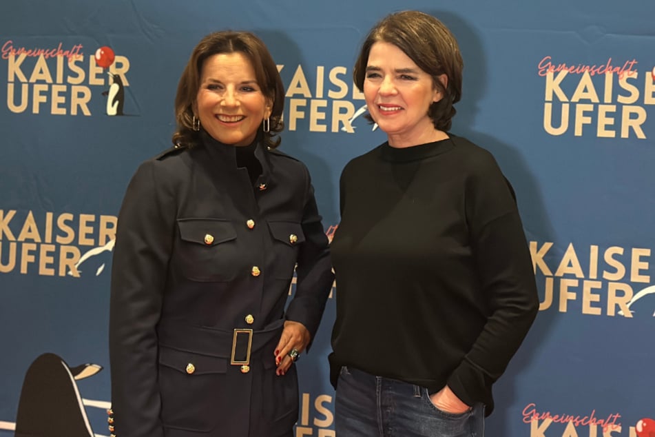 Bei dem Charity-Event "Kunst für einen guten Zweck" der "Gemeinschaft Kaiserufer e.V." verrieten Claudia Obert (63, l.) und Tagesschausprecherin Susanne Daubner (63), dass sie gut befreundet sind.