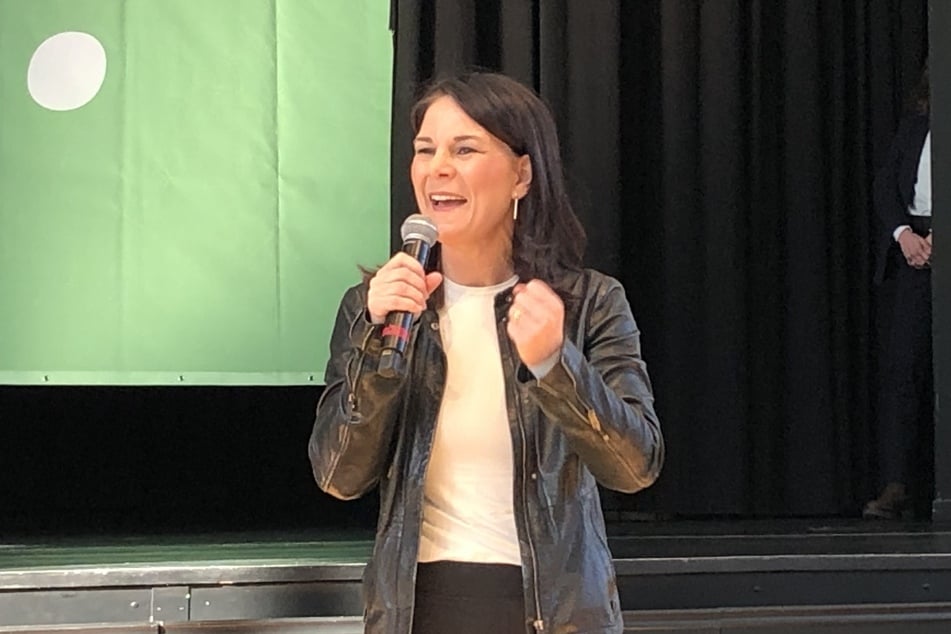 Annalena Baerbock (44, Grüne) spricht bei einer Wahlkampf-Veranstaltung in Ludwigsfelde.