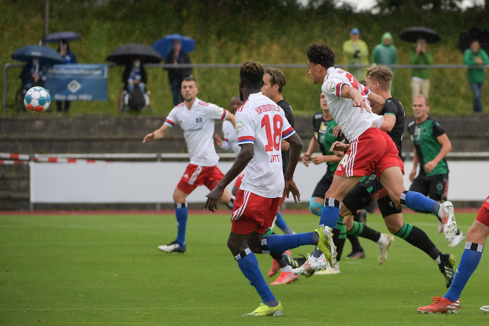 Der Hamburger SV testete am Montagvormittag gegen den dänischen Erstligisten Silkeborg IF. Bei dem Auftritt der Rothosen war noch viel Luft nach oben. (Symbolfoto)