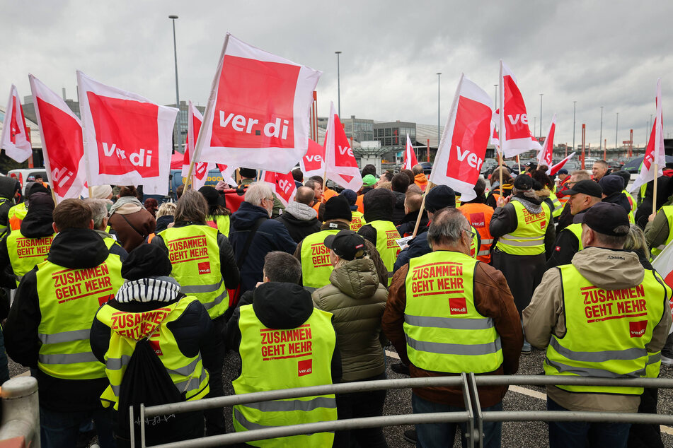 Streikende Beschäftigte am Hamburger Flughafen im März 2023. Für den heutigen Montag hat die Gewerkschaft Verdi die Mitarbeiter des Unternehmens AHS erneut zu einem ganztägigen Warnstreik am Airport in Fuhlsbüttel aufgerufen.