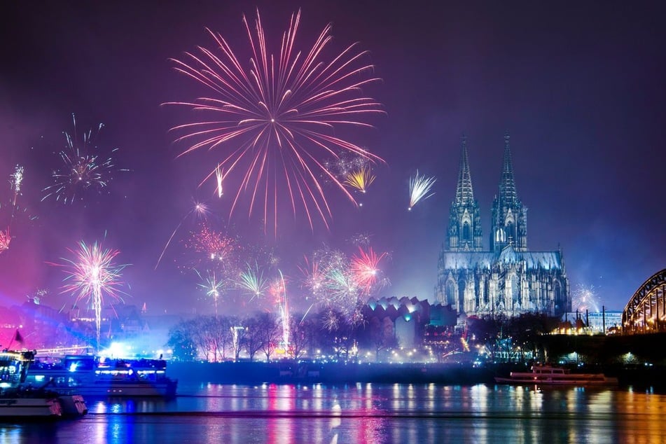 Das Feuerwerk im Schatten des Kölner Doms ist seit Jahren ein beliebtes Fotomotiv zum Jahreswechsel.