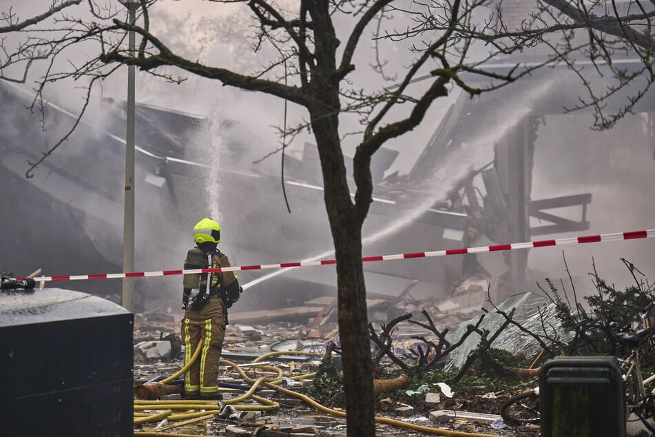 Einsturz nach Explosion in Wohngebäude: Fünf Tote aus Trümmern geborgen