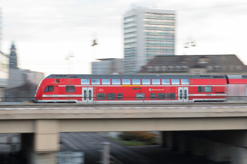 Eine S-Bahn fährt in Dresden in den Hauptbahnhof ein.