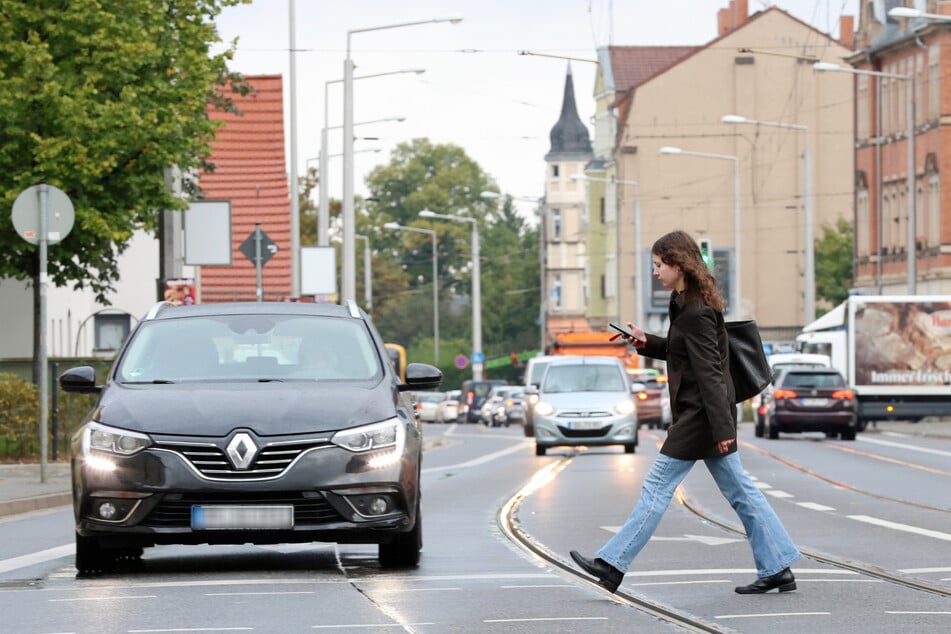 An der Ampel in Leuben können laut Stadt "zwei Drittel der Fahrbahn während der Freigabezeit gefahrlos überquert werden." Das soll reichen.