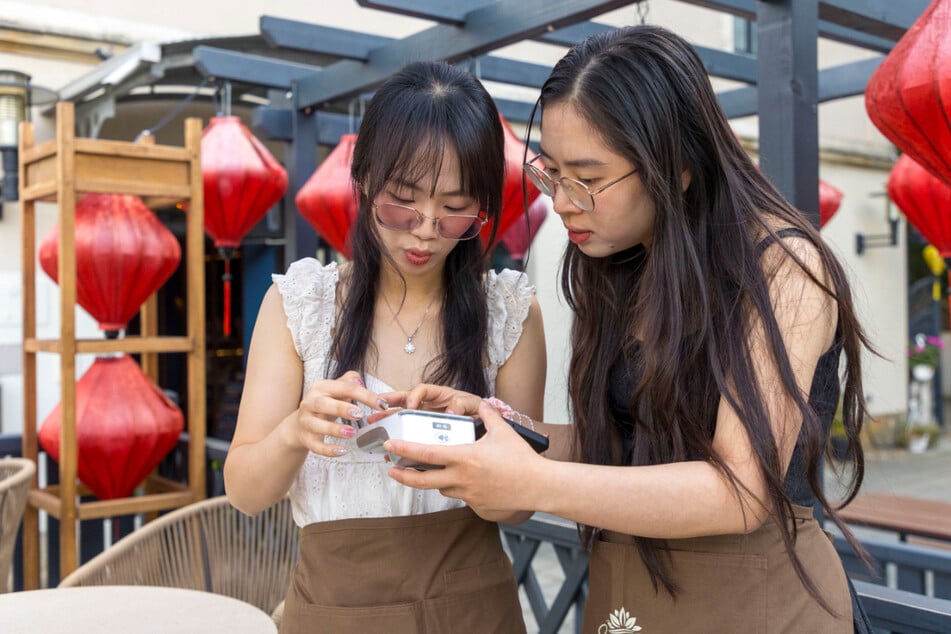 Ngoc (26, l.) und Thu (26) bedienten die frechen Gäste.