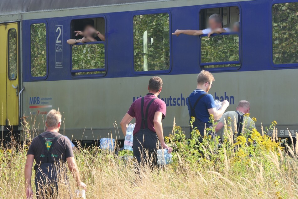 Nothalt im Landkreis Leipzig: Zug-Passagiere bei rund 30 Grad stundenlang in Bahn gefangen