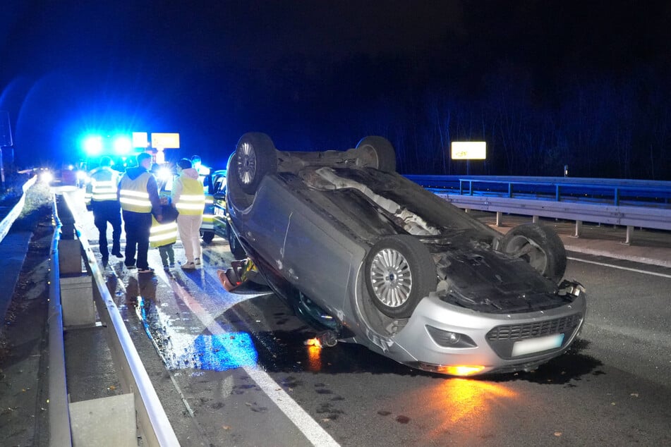 Nachdem sich der Ford überschlagen hatte, kam er auf dem Dach zum Liegen.