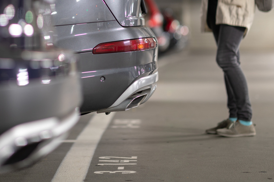 Die Praxis zeigt, dass einige Autofahrer immer wieder Probleme beim Einparken haben und sich dann gerne in die freie Lücke lotsen lassen. (Symbolbild)