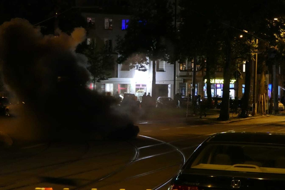Die linken Aktivisten griffen auch mit Rauchbomben an.